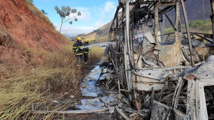 Motorista morre carbonizado após colisão frontal na BR 116 ItabiraNet