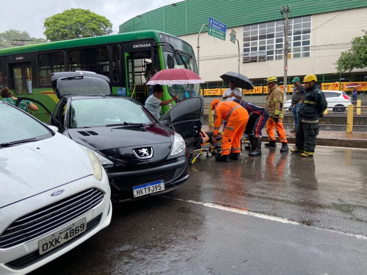 Colisão entre ônibus e carro deixa mulher ferida em Itabira