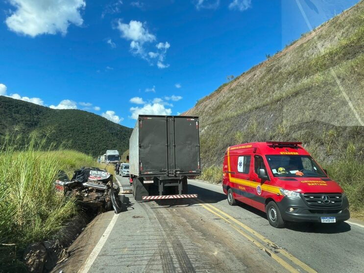 Acidente deixa motorista preso às ferragens na estrada de Nova Era