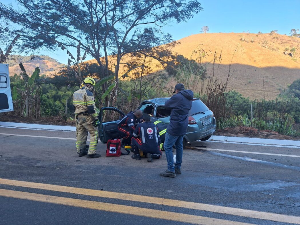 Carro Bate De Frente Carreta Na Estrada De Santa Maria De Itabira