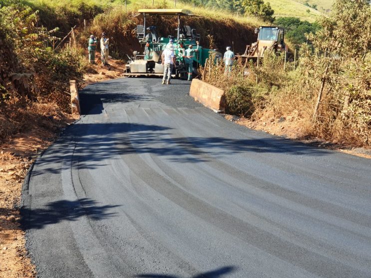 Prefeitura executa mais uma etapa do asfaltamento de morros rurais