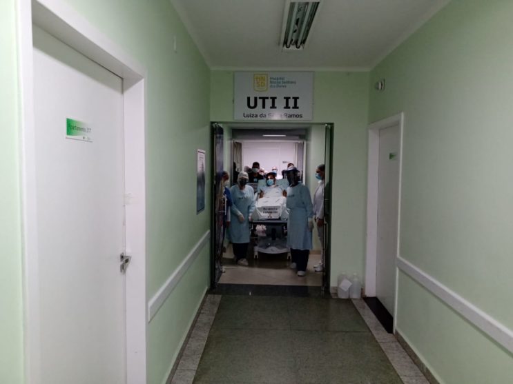 Paciente internado no HNSD com coronavírus recebe alta do UTI