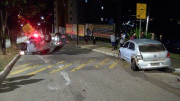 motorista-capota-carro-apos-bater-em-outro-estacionado-na-avenida-das-rosas