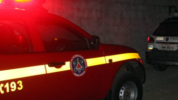 carreta-carregada-com-combustiveis-pega-fogo-e-interdita-a-br-381