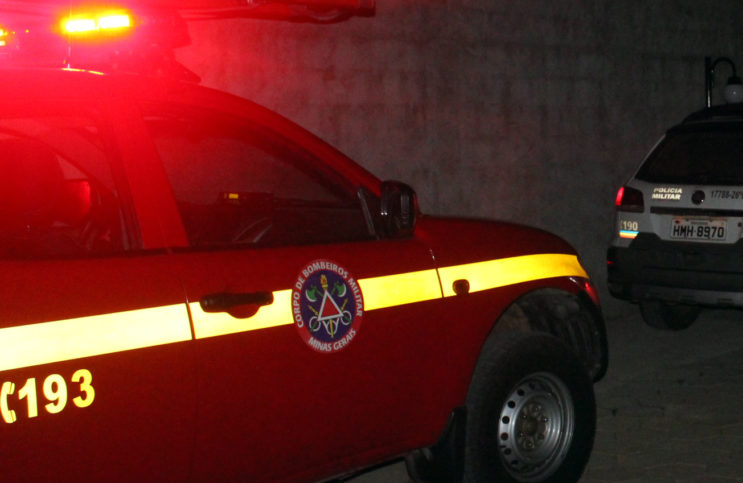 carreta-carregada-com-combustiveis-pega-fogo-e-interdita-a-br-381