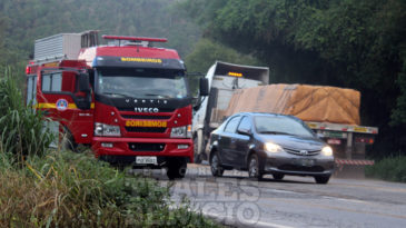 motorista-e-socorrido-apos-colisao-entre-caminhao-e-carreta-na-br-381