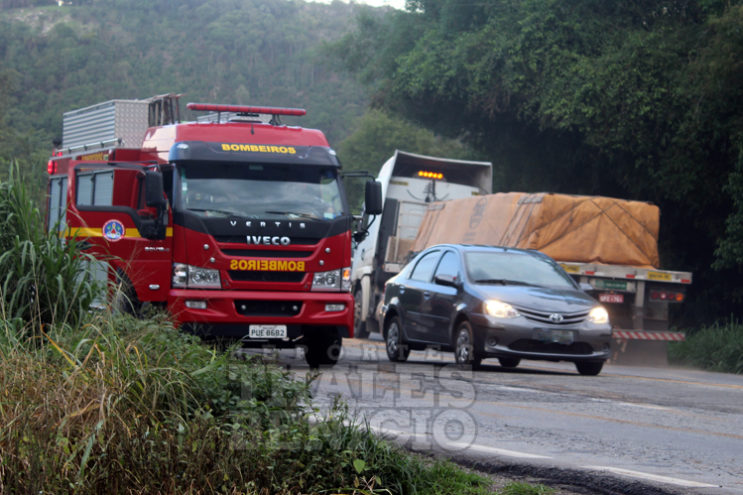 motorista-e-socorrido-apos-colisao-entre-caminhao-e-carreta-na-br-381