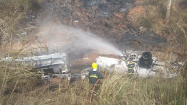 Carreta com combustível pega fogo e motorista morre na BR-381