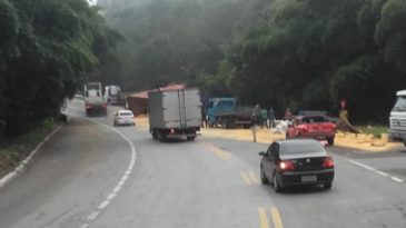 carreta-carregada-com-milho-tomba-e-interdita-parcialmente-a-br-381-2