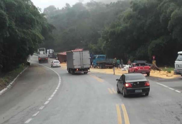 carreta-carregada-com-milho-tomba-e-interdita-parcialmente-a-br-381-2