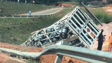 caminhao-carregado-com-botijoes-de-gas-tomba-na-br-381