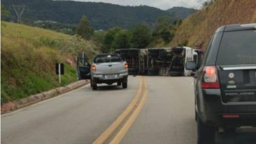 acidente-com-carreta-interdita-rodovia-de-acesso-a-joao-monlevade