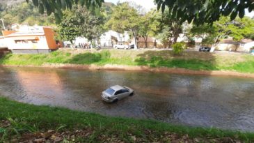 Motorista cai no rio após atropelar criança em Santa Maria de Itabira