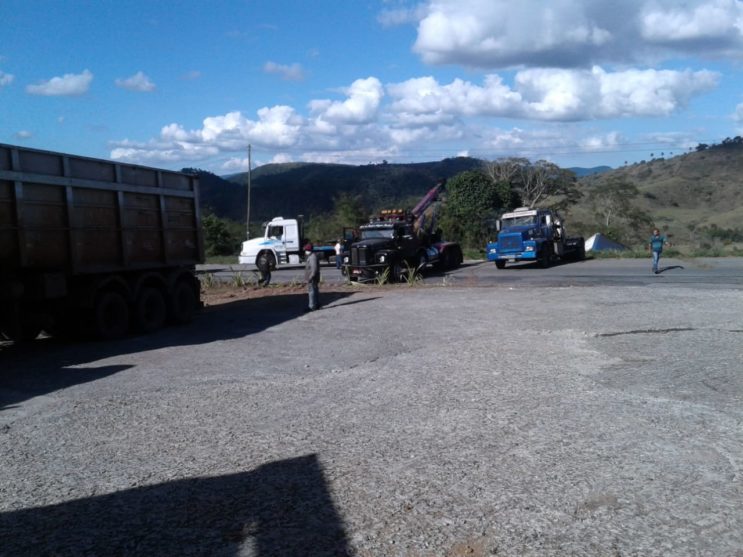 acidente-entre-quatro-veiculos-interdita-a-br-381-em-nova-era