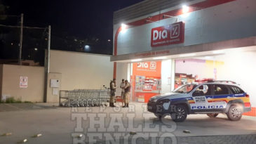 dupla-assalta-supermercado-e-foge-levando-carro-de-cliente