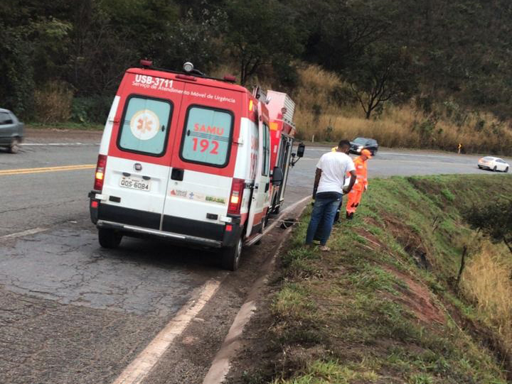 carro-com-familia-despenca-em-ribanceira-na-br-381-em-caete