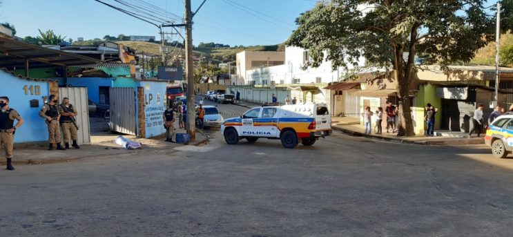 homem-e-morto-a-tiros-no-centro-comercial-do-agua-fresca