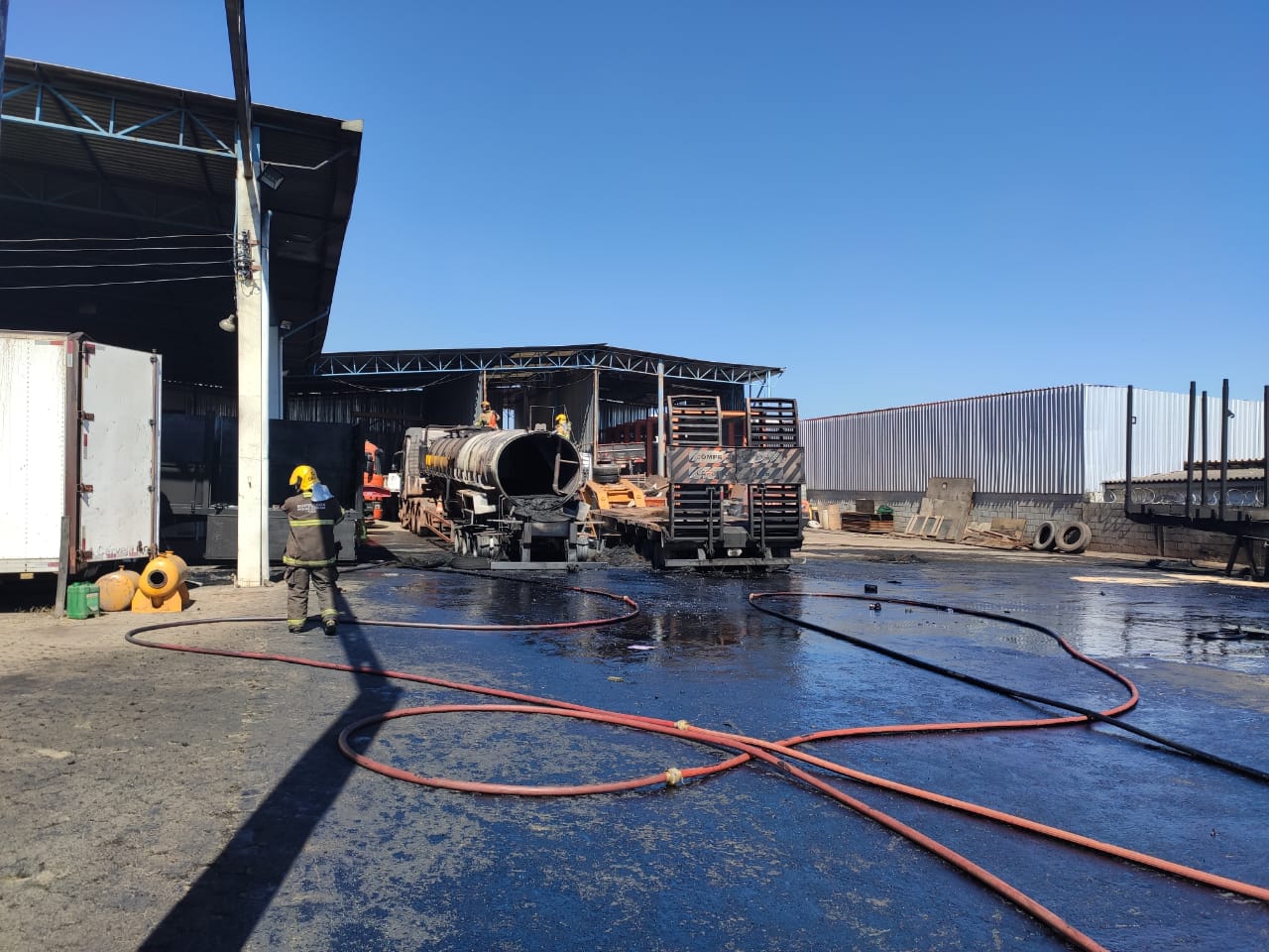 caminhoes-tanque-pegam-fogo-em-empresa-as-margens-da-br-381