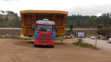 deslocamento-de-carga-indivisivel-deixa-transito-parcialmente-interditado