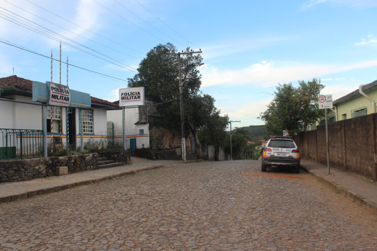 policia-militar-prende-suspeito-e-recupera-celular-furtado-em-catas-altas