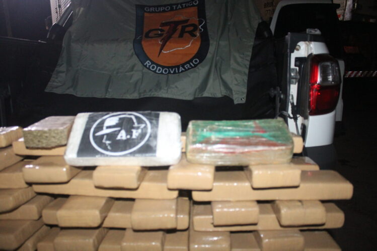grupo-tatico-apreende-caminhonete-clonada-com-mais-de-50-kg-de-drogas