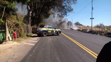 carreta-pega-fogo-na-manha-desta-sexta-e-interdita-br-381-em-sabara