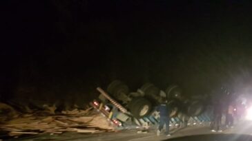 carreta-carregada-com-madeira-tomba-na-br-381-em-sabara