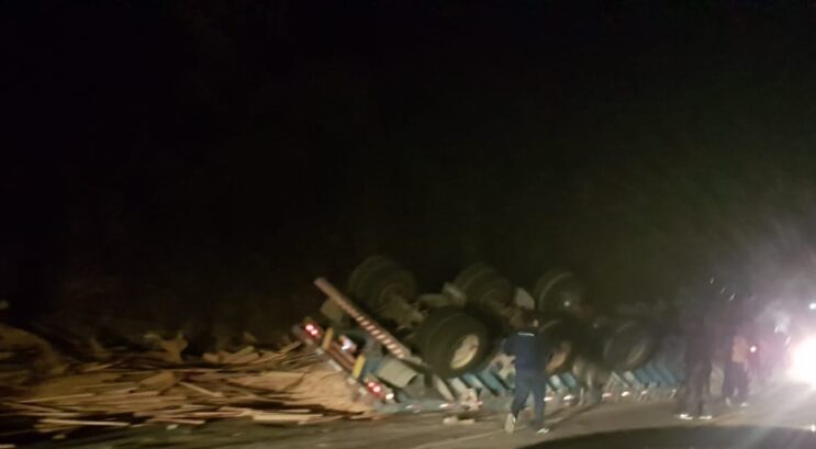 carreta-carregada-com-madeira-tomba-na-br-381-em-sabara