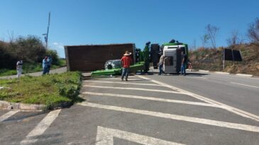 caminhao-carregado-com-bobinas-tomba-no-trevo-do-vale-do-sol