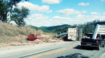 carreta-tomba-e-causa-congestionamento-na-br-381-em-bela-vista-de-minas