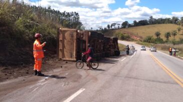 Motorista é socorrido pelos bombeiros após tombar carreta na MG-434