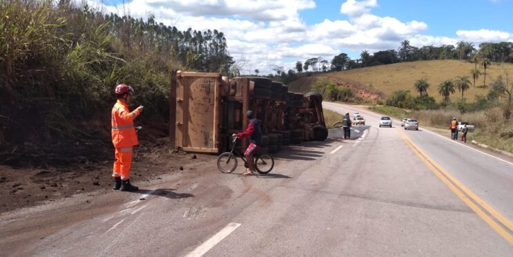 Motorista é socorrido pelos bombeiros após tombar carreta na MG-434