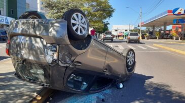 carro-capota-apos-colisao-em-rotatoria-no-esplanada-da-estacao