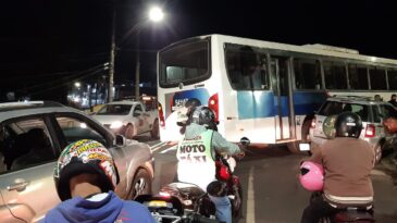 colisao-entre-carro-e-onibus-causa-congestionamento-no-bairro-hamilton
