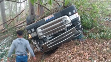 Motorista morre após tombar carreta com cerveja na BR-381 em Nova Era