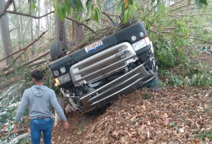Motorista morre após tombar carreta com cerveja na BR-381 em Nova Era