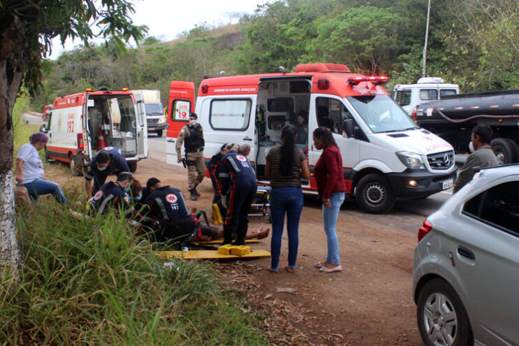 Ambulância capota após colisão com caminhonete na MG-434
