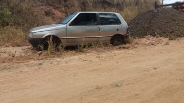 fiat-uno-furtado-no-joao-xxiii-e-encontrado-sem-as-rodas-no-cedro