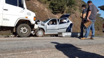 carro-bate-de-frente-com-caminhao-e-mulher-morre-na-mg-129