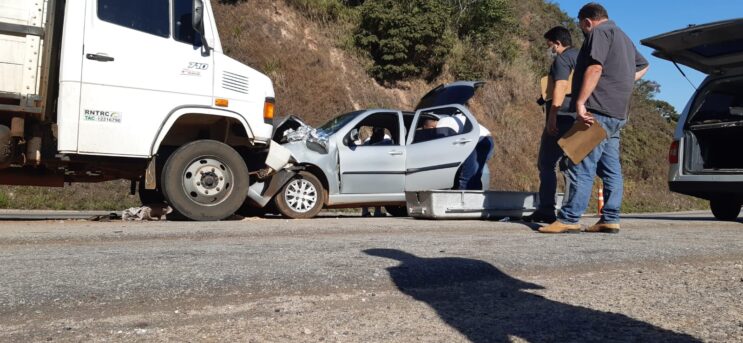 carro-bate-de-frente-com-caminhao-e-mulher-morre-na-mg-129