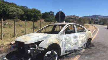 Bombeiros são acionados para combater incêndio em veículo no Praia