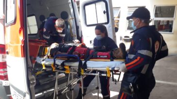 homem-e-socorrido-apos-ser-agredido-com-golpe-de-martelo-em-itabira