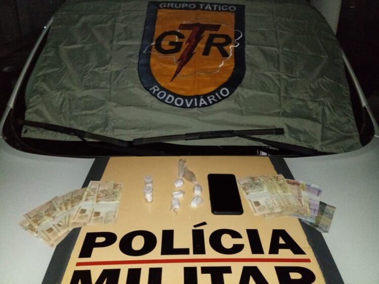 tatico-rodoviario-apreende-cocaina-e-comprimidos-de-anfetaminas-na-mg-129