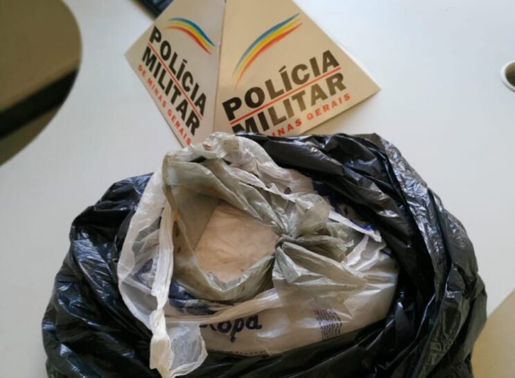 policia-militar-apreende-5-kg-de-cocaina-em-uma-mata-no-balsamos