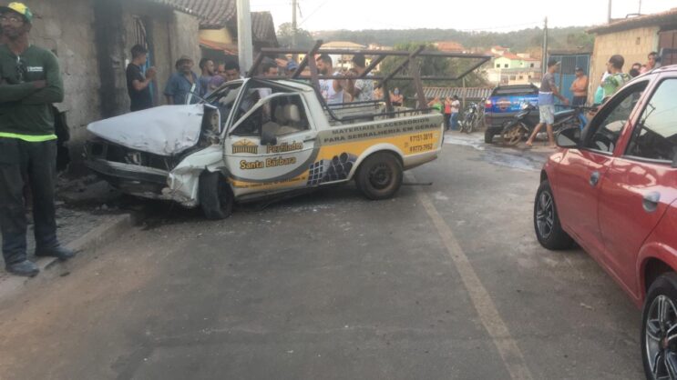 caminhonete-sem-freio-bate-contra-muro-de-residencia-em-santa-barbara