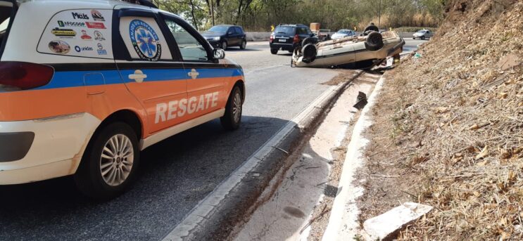 chevette-capota-com-tres-pessoas-na-br-381-em-sabara