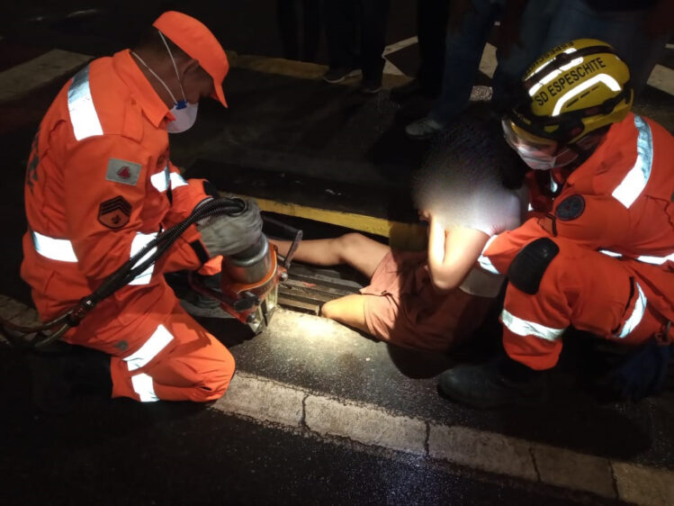adolescente-fica-com-a-perna-presa-em-bueiro-no-centro