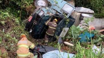 motorista-sai-ileso-apos-caminhao-despencar-em-ribanceira