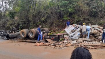 Caminhão capota e passageiro morre na MG-010 em Conceição do Mato Dentro