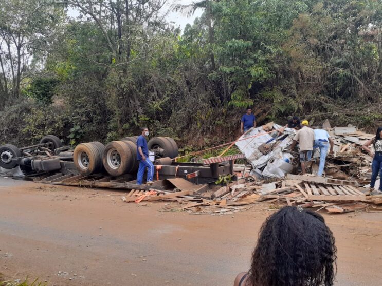 Caminhão capota e passageiro morre na MG-010 em Conceição do Mato Dentro